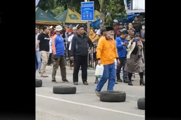 Remaja dan Takmir Masjid Jamik Sumenep bubarkan paksa ajang Road Race Bupati Cup Sumenep, (30/10/22)