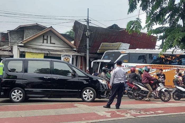 Insiden kecelakaan bus menabrak showroom mobil terjadi di Jalan I Gusti Ngurah Rai, Jakarta Timur, Rabu (02/11/2022).