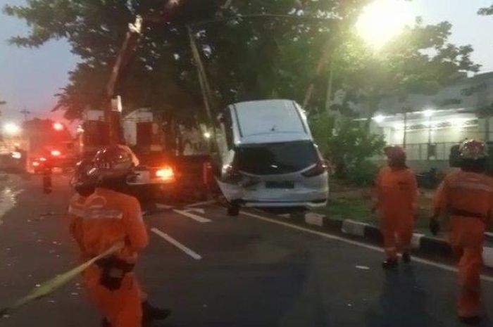 Tim evakuasi saat menurunkan Mitsubishi Xpander dari area taman usai diseruduk Nissan X-Trail.