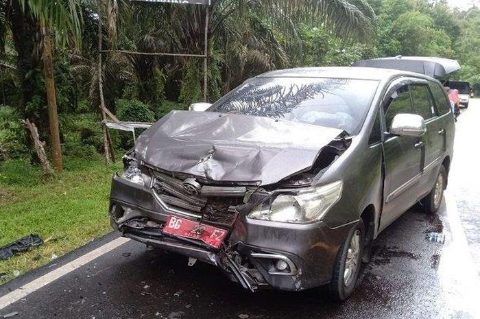 Toyota Kijang Innova pelat merah BG 23 FZ milik Pemkab Ogan Komering Ulu hancur disambut Suzuki XL7 saat nyalip di desa Gunung Kembang, Kikim Timur, Lahat, Sumatera Selatan