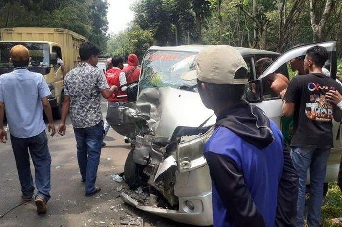 Suzuki APV Kader Kesehatan Desa Kalijati Barat hancur usai adu sabet dengan Suzuki APV lain yang dikemudikan anggota Brimob di Subang, Jawa Barat