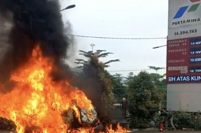 Toyota Avanza terbakar hebat di pom bensin Muka Kuning, Sei Beduk, kota Batam, Kepulauan Riau saat isi Pertalite