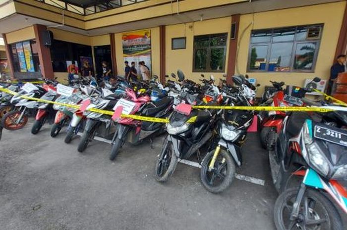 Yamaha NMAX dan 42 motor yang jadi barang bukti di Satreskrim Polres Tasikmalaya Kota.