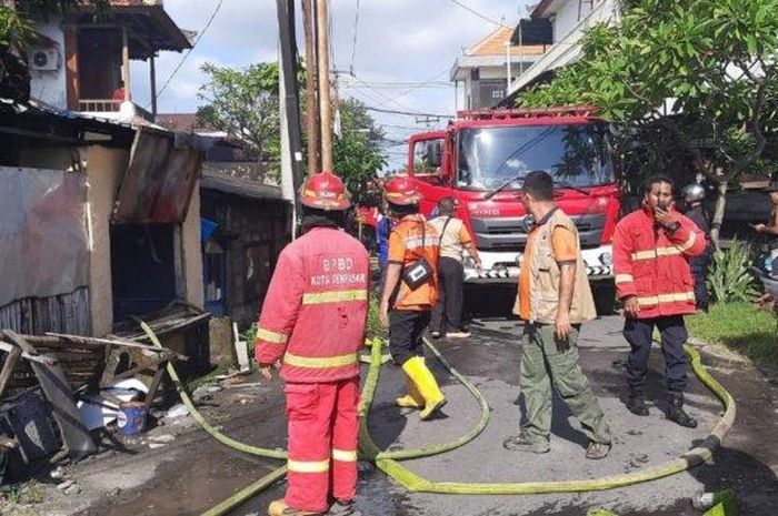 Berawal dari bunyi ledakan, sebuah bengkel motor terbakar di Kota Denpasar, pada Kamis (03/11/2022).