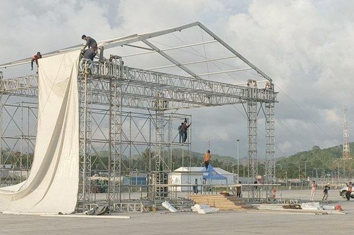 Proses pemasangan panggung paddock show World Superbike Mandalika di Sirkuit Mandalika, Rabu (02/11/2022).