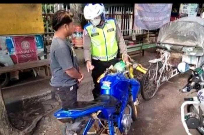 Pengendara motor di Kota Probolinggo, Jawa Timur kedapatan Polisi mencopot pelat nomor untuk hindari tilang elektronik.