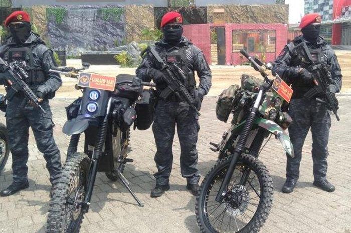 Motor listrik militer yang dinamakan Electric Tactical (E-Tactical) Motor Bike yang dipamerkan di Indo Defence 2022 Expo &amp; Forum di JI Expo Kemayoran, Jakarta Pusat mampu mencuri perhatian Presiden RI Joko Widodo (Widodo) dan Menteri Pertahanan Prabowo Subianto. 