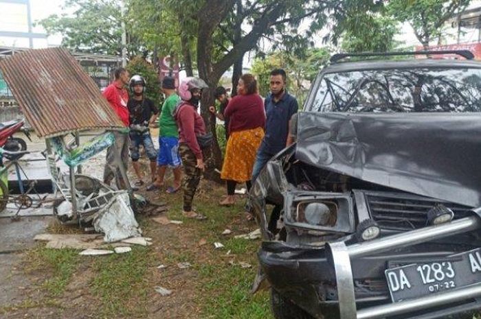Toyota Kijang Kapsul DA 1283 AU hancur hantam gerobak sari kedelai dan pohon di Jl Pramuka, Banjarmasin Timur, kota Banjarmasin