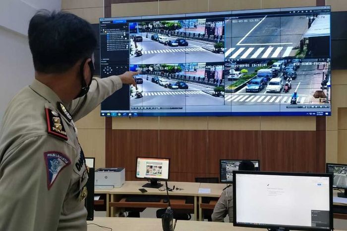 Layar monitor mengawasi pengendara di jalur protokol Kota Serang