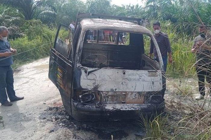 Kondisi mobil pikap yang dibakar oleh pelaku.