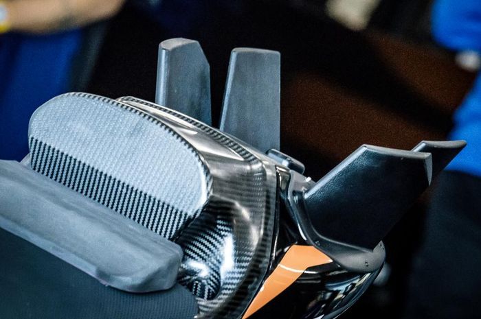 Buntut stegosaurus di motor Yamaha M1 yang dijajal Cal Crutchlow di MotoGP Valencia 2022