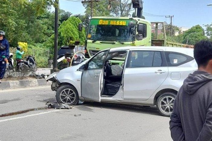 Toyota Calya rontok bodi depan dan airbag meledak setelah menghantam pembatas Jalan Bhayangkara, Gunung Elai, Bontang Utara, Bontang, Kalimantan Timur