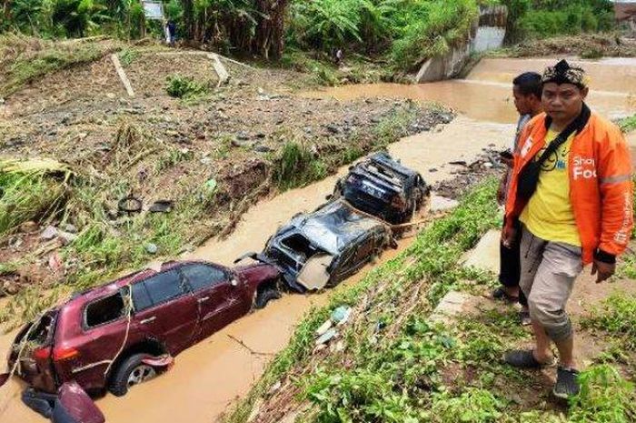 Pajero Sport sampai Jazz total enam mobil keseret banjir bandang di Semarang