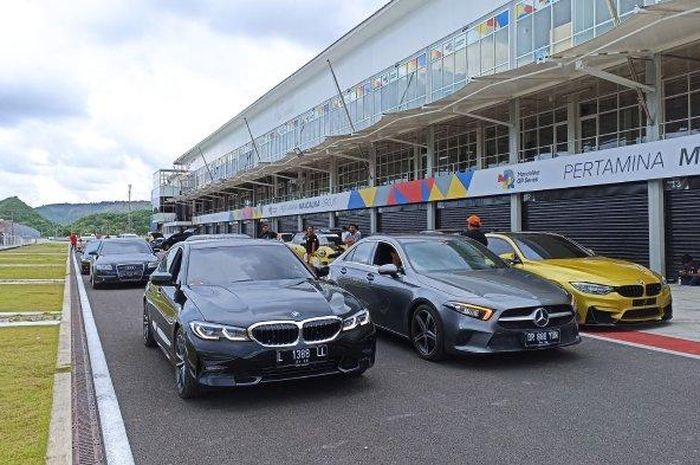 Puluhan pencinta otomotif yang beruntung, mendapatkan kesempatan buat menguji aspal baru Sirkuit Mandalika, Minggu (06/11/2022).