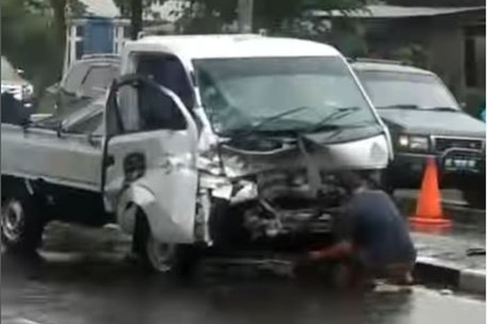 Suzuki Carry pikap hancur setelah terbang loncati pembatas jalan raya Solo-Jogja lalu mendarat menghunjam Toyota Kijang Innova Reborn