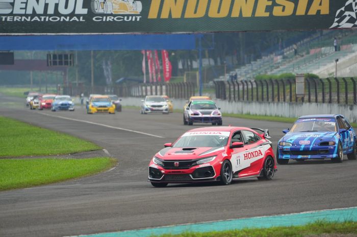 Honda Civic Type R (depan) yang dibesut oleh Alvin Bahar dari Hinda Racing Indonesia