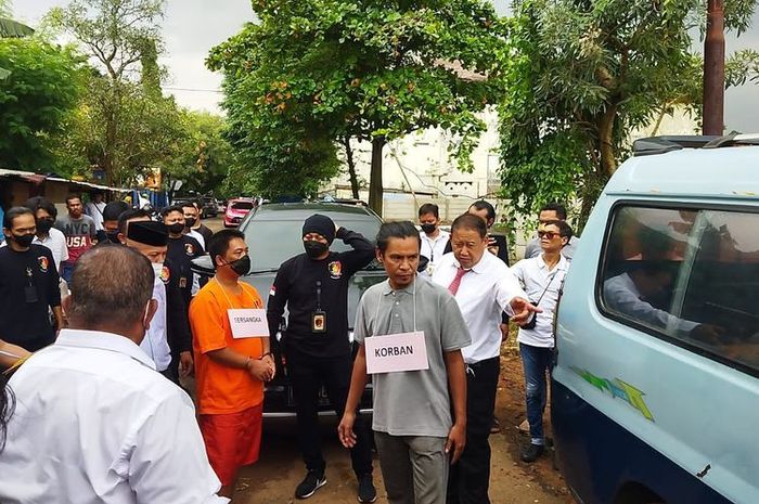 Rekonstruksi duel maut sesama sopir angkot yang membuat satu nyawa terbayar murah alias tewas di Cikokol, Tangerang