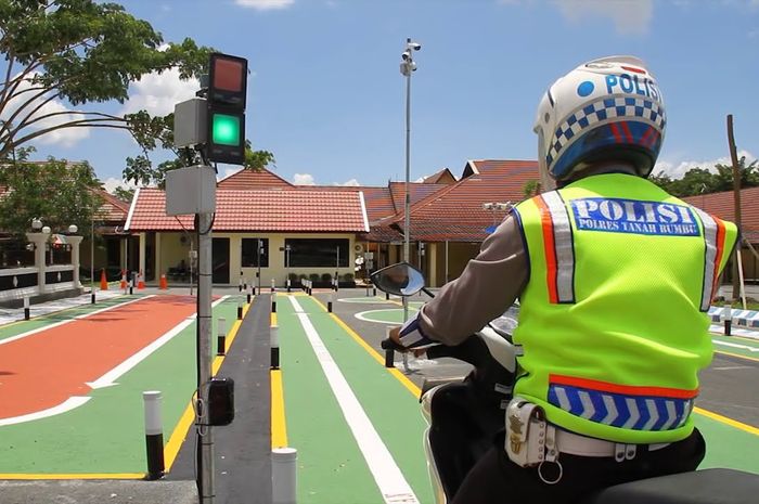 Satlantas Polres Lombok Utara beri bekal ke pemohon SIM baru.