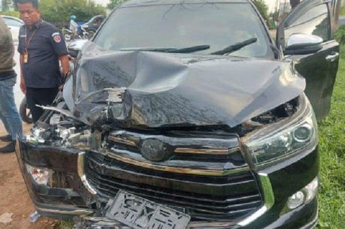 Toyota Kijang Innova Reborn yang dikemudikan Sekretaris Bawaslu Sulawesi Tenggara cacat depan, kecelakaan dengan mobil lain di Jl Laode Hadi Bonggoeya, Wua-wua, kota Kendari