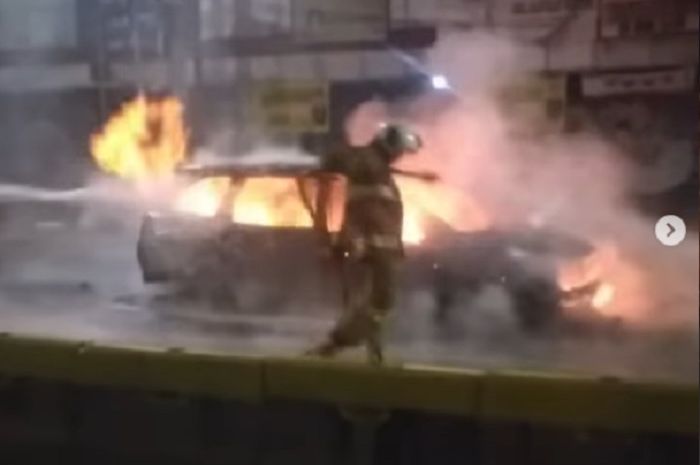 Honda Mobilio terbakar