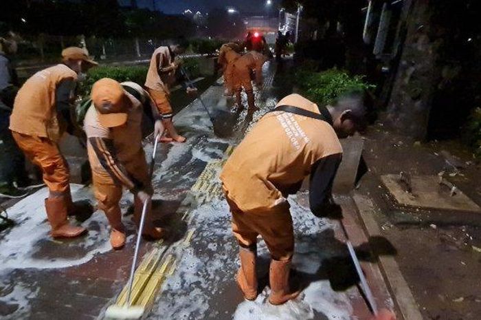 Puluhan petugas PPSU membersihkan Halte Palmerah dan tortoar di sekitarnya karena muncul bau pesing, Selasa (8/11/2022). Ini penyebabnya.
