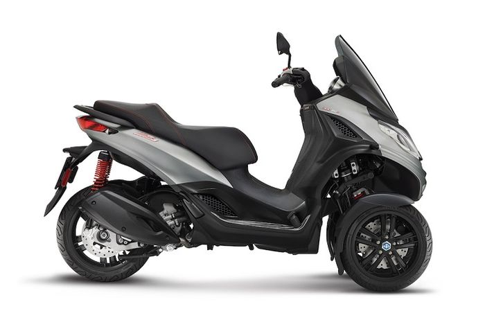 Piaggio MP3 300 HPE Sport pilihan warna Argento Cometa.