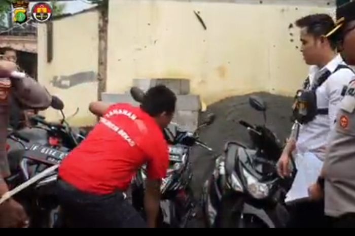 Polsek Cikarang Barat berhasil mencokok pencuri motor dengan modus diangkat ban depan