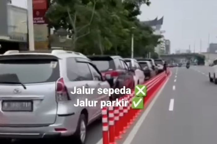 tangkap layar jalur sepeda di Jakarta dijadikan tempat parkir mobil.
