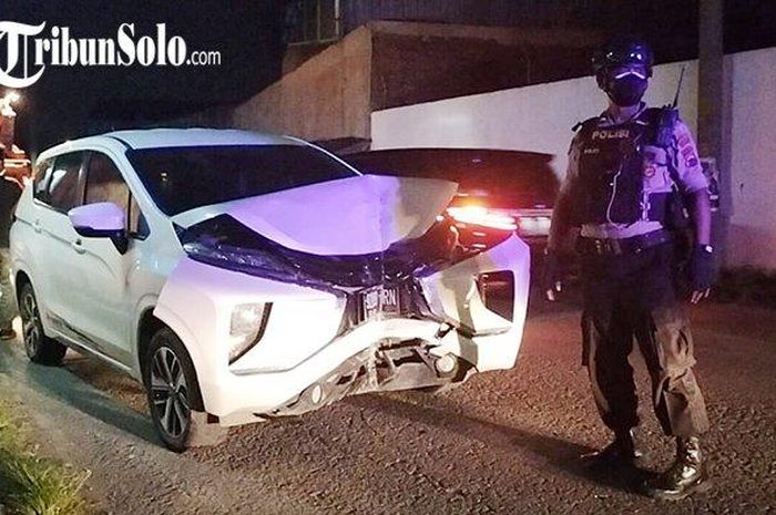 Mitsubishi Xpander tabrak tembok pabrik