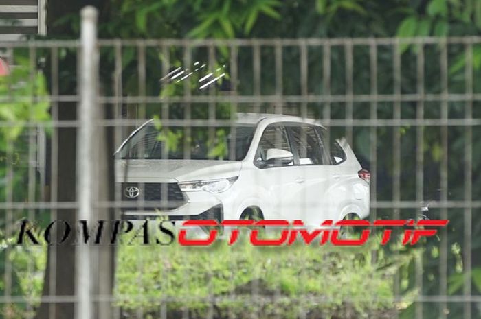 Wujud Toyota Innova Zenix yang berhasil diabadikan kamera tim redaksi Kompas.com