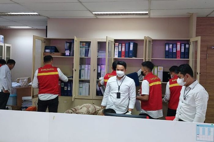 Bareskrim Polri geledah kantor PT Pertamina Patra Niaga untuk mengusut korupsi jual-beli BBM Nontunai
