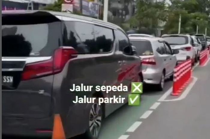 Jalur sepeda di Jl Salemba Raya, Jakarta Pusat alih fungsi jadi parkiran mobil