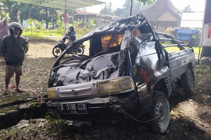 Kabin Suzuki Carry nyaris gepeng setelah kayang hantam pohon, dua dari tujuh orang tewas di Banyumas, Jawa Tengah