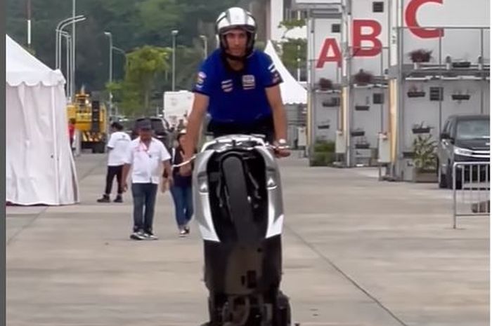 Aksi wheelie Toprak Razgatlioglu pakai Yamaha Aerox 155 di sirkuit Mandalika