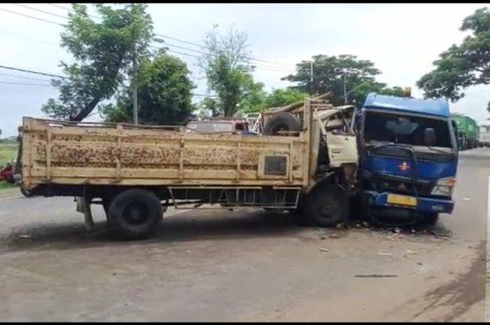 Kondisi usai kecelakaan lalu lintas truk proyek ringsek menabrak  truk tangki.