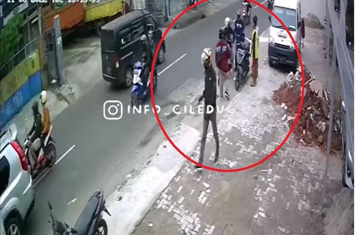 Dalam lingkaran merah, aksi Polisi gadungan merampas Honda BeAT dua remaja di Karang Tengah, Tangerang dengan modus tilang