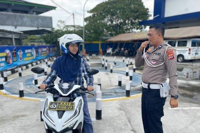 Anggota Satlantas Polres Bantul beri pelatihan ujian SIM bertauk BIMSALABIM