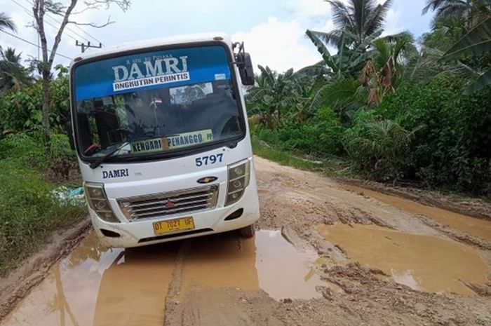 Perjuangan bus perintis DAMRI enggak main-main, lewati sungai sampai hajar jalan rusak ribuan kilometer.