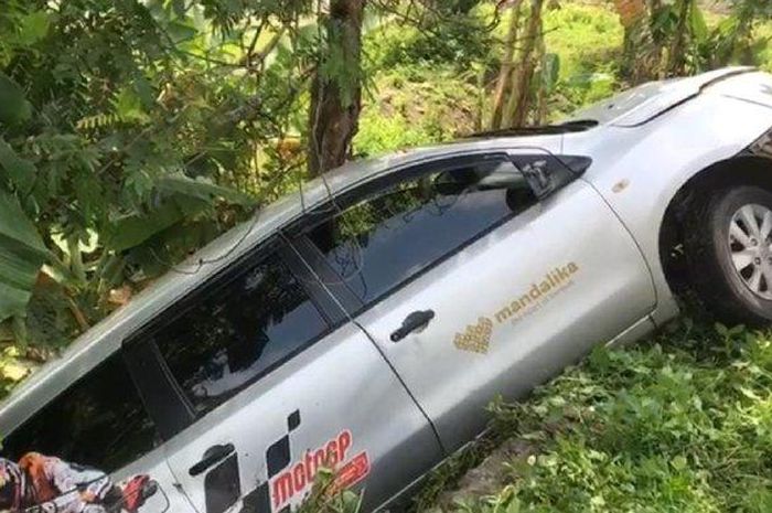 Nissan Grand Livina Dinas Sekretaris Kesbangpol Lombok Tengah, Lalu Masujiadi terperosok ke kebun jelang WSBK Mandalika 2022