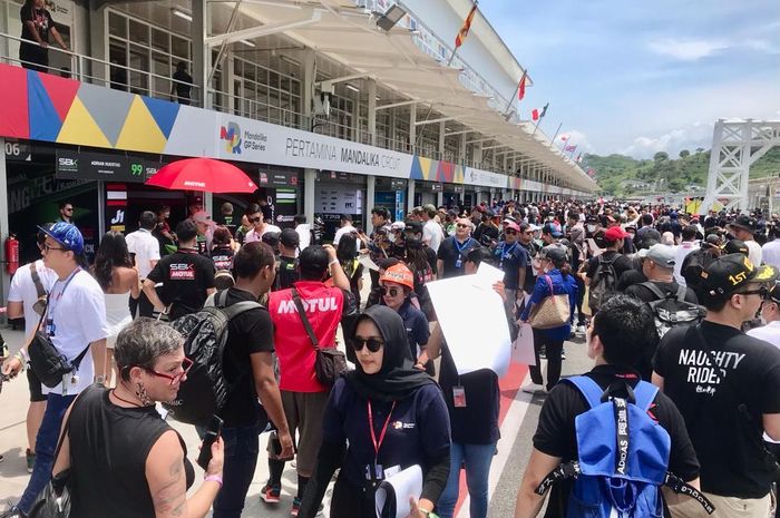 Penonton WSBK Indonesia 2022 di sirkuit Mandalika tengah menikmati sesi Pit Walk