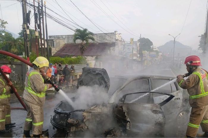 KIA Picanto terbakar hebat usai tumbuk tembok di Malang
