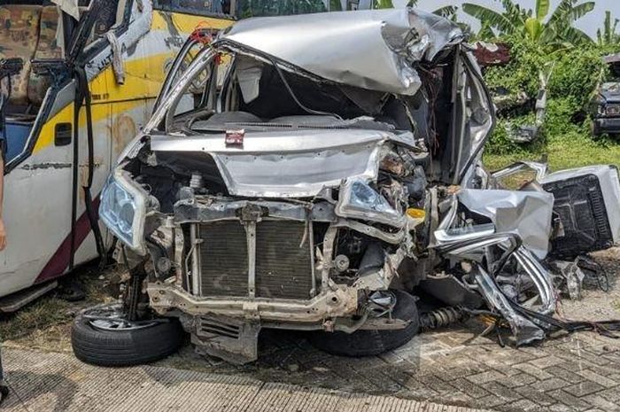 Kondisi kendaraan yang mengalami kecelakaan maut di Tol Cipali hancur, Selasa (15/11/2022). 