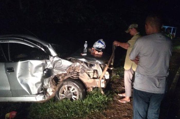 Kondisi Toyota Avanza dievakuasi usai adu sabet dengan Calya di Talang Babat, Sabak Barat, Tanjung Jabung Timur, Jambi
