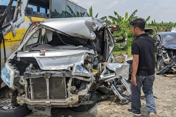 Kronologi kecelakaan maut di Tol Cipali KM 139 yang menyebabkan Daihatsu Luxio hancur dan korban jiwa tiga orang.