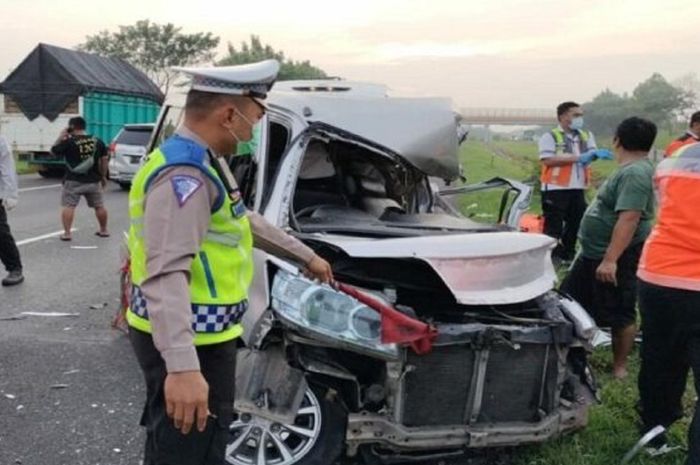 Daihatsu Luxio kecelakaan 3 orang tewas