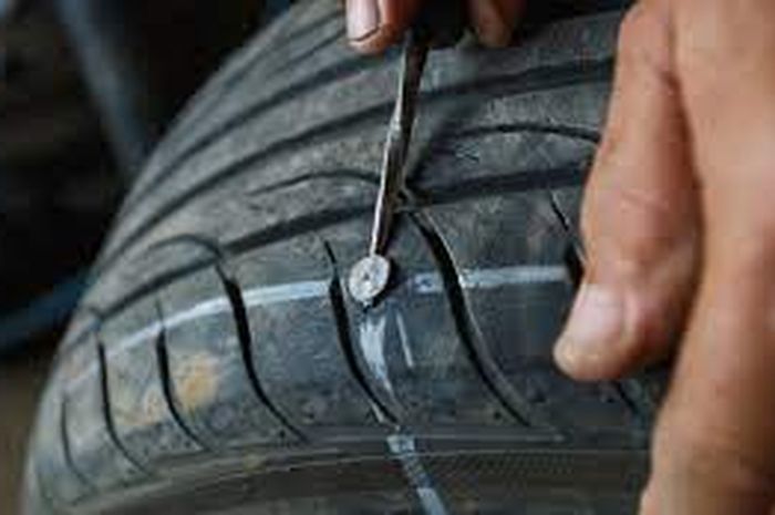 Dampak paku yang menancap diban mobil