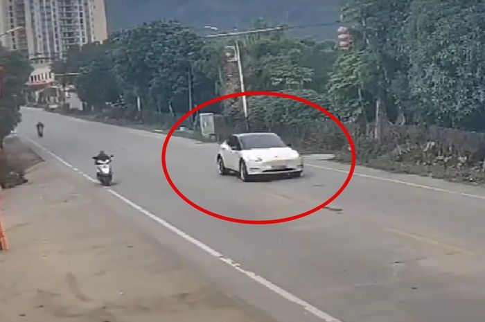 Rekaman CCTV detik-detik insiden kecelakaan Tesla Model Y, yang terjadi di China.