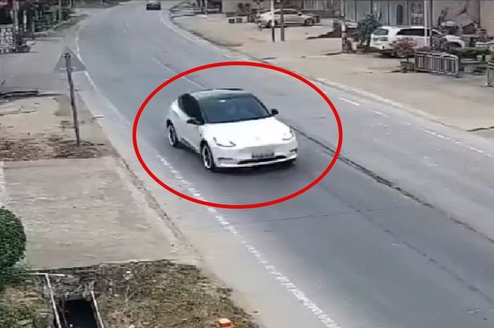 Detik-detik sebelum kecelakaan Tesla Model Y terjadi, yang menyebabkan dua orang korban jiwa dan tiga orang luka-luka di China.