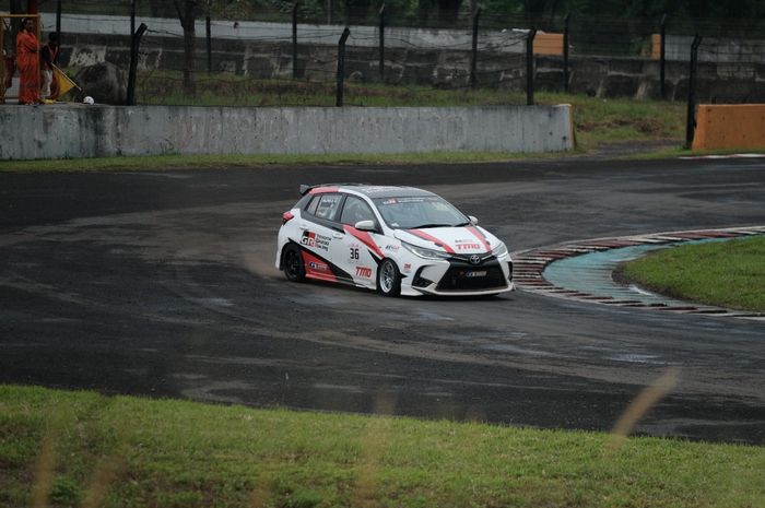 Ilustrasi balap turing ISSOM. Toyota Yaris di kelas STC 