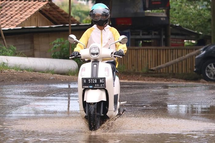 Lewati genangan air, jangan asal gas pol
